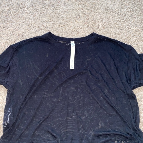 Lululemon top Never worn - Picture 2 of 3